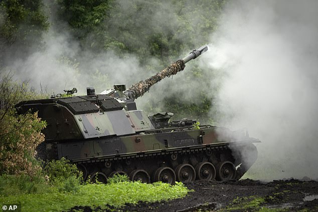 أطلق الجيش الأوكراني ، مدفعية Panzerhaubitze 2000 ذاتية الدفع الألمانية باتجاه المواقع الروسية على خط المواجهة بالقرب من باخموت ، منطقة دونيتسك ، في 27 مايو 2023