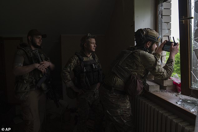 ضابط من اللواء 59 الميكانيكي الأوكراني يسيطر على طائرة بدون طيار من ملجأ في ضواحي دونيتسك ، موقع معارك ضارية مع القوات الروسية ، في 26 مايو 2023