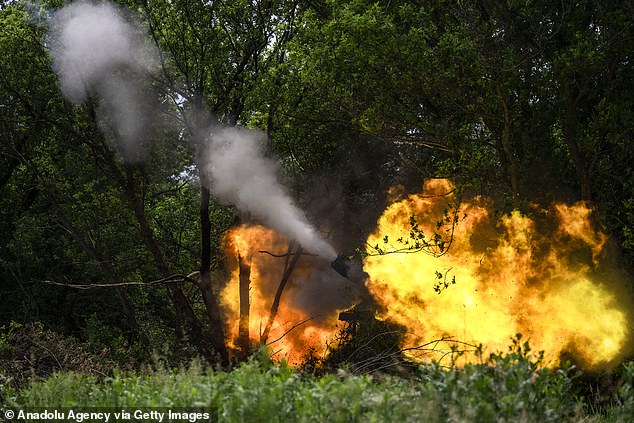 بطاريات المدفعية الأوكرانية تطلق النار على خط الجبهة في بهكموت في دونيتسك أوبلاست ، أوكرانيا في 28 مايو 2023