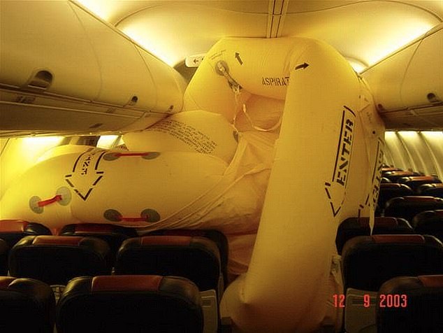 قام طاقم تقديم الطعام بالطائرة بطريقة أو بأخرى بنشر منزلق قابل للنفخ - والذي أصاب على الفور أحد أفراد الطاقم مجهول الهوية في الرأس.  تظهر هنا منزلق قابل للنفخ يتم نشره على متن طائرة في عام 2003