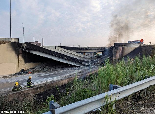 يُظهر منظر عام الانهيار الجزئي للطريق السريع 95 بعد اندلاع حريق تحت جسر علوي في فيلادلفيا يوم الأحد