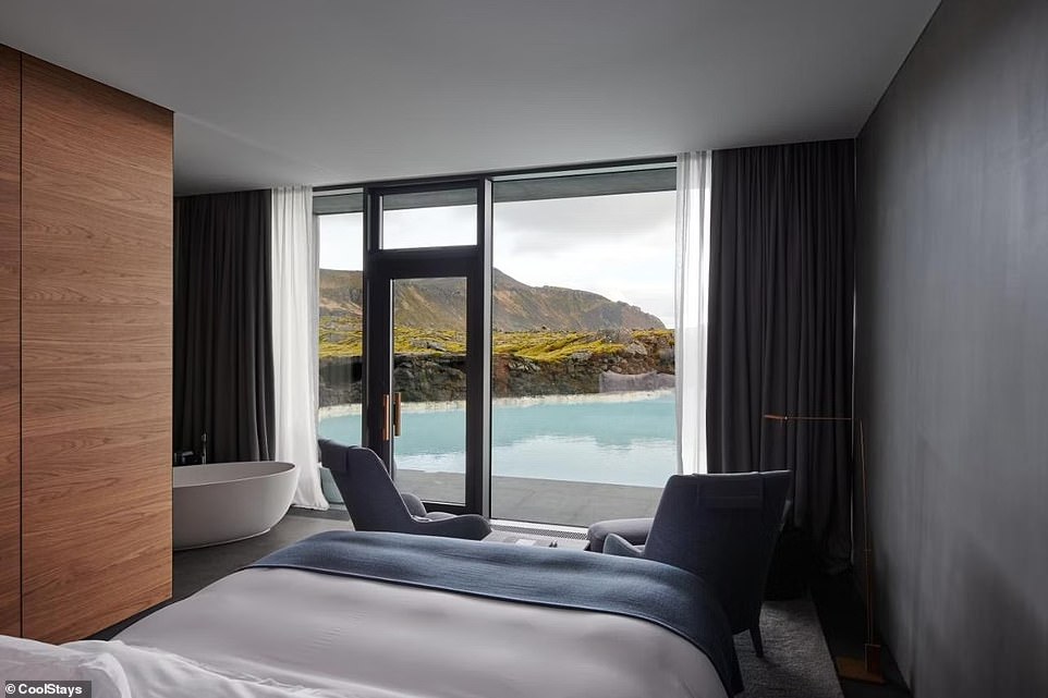 يقع فندق Retreat على حافة المنتجع الصحي الأكثر شهرة في أيسلندا ، وهو Blue Lagoon الشهير.