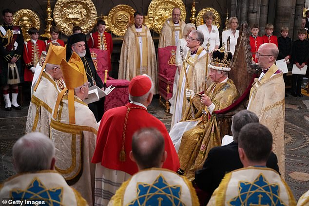 يجتمع قادة الإيمان حول العرش بعد التتويج.  كان الملك تشارلز قد حرص على إدراجهم في احتفال حديث