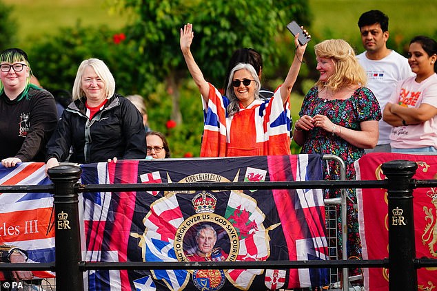 التقط المشجعون الملكيون لقطات للمول قبل حفل Trooping the Colour في Horse Guards Parade