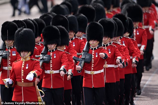 أعضاء من الحرس الويلزي يسيرون خلال Trooping the Colour في وسط لندن اليوم - أول فرقة للملك الجديد