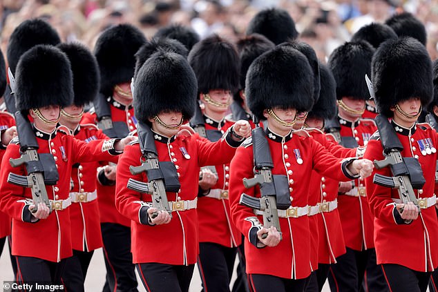 أعضاء من الحرس الويلزي ، كتيبة من الفرقة المنزلية ، يسيرون إلى موكب حرس الخيول أثناء قوات اللون
