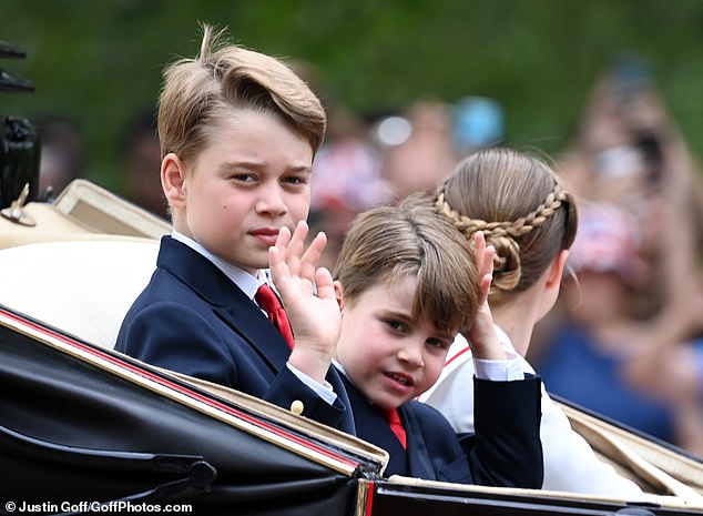 كان الأطفال الملكيون في حالة معنوية عالية اليوم عندما وصلوا في عربة في موكب عيد ميلاد جدهم الأول
