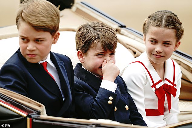 الأمير لويس يمسك أنفه بينما يسافر هو وشقيقه جورج وشقيقته شارلوت
