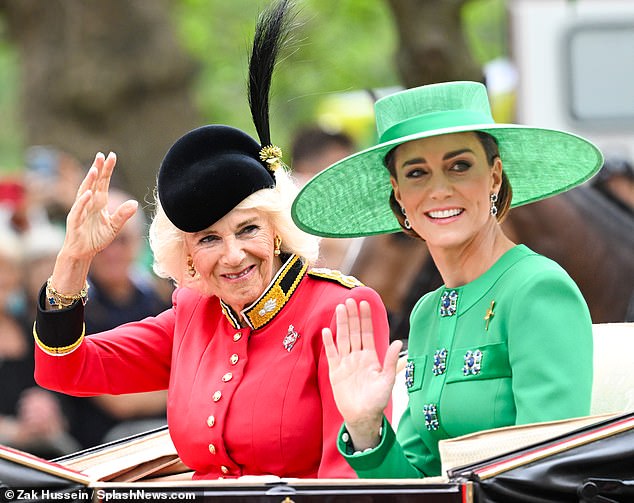 كانت كيت جميلة باللون الأخضر الزاهي وهي تلوح لمن وصلوا لتحية العائلة المالكة