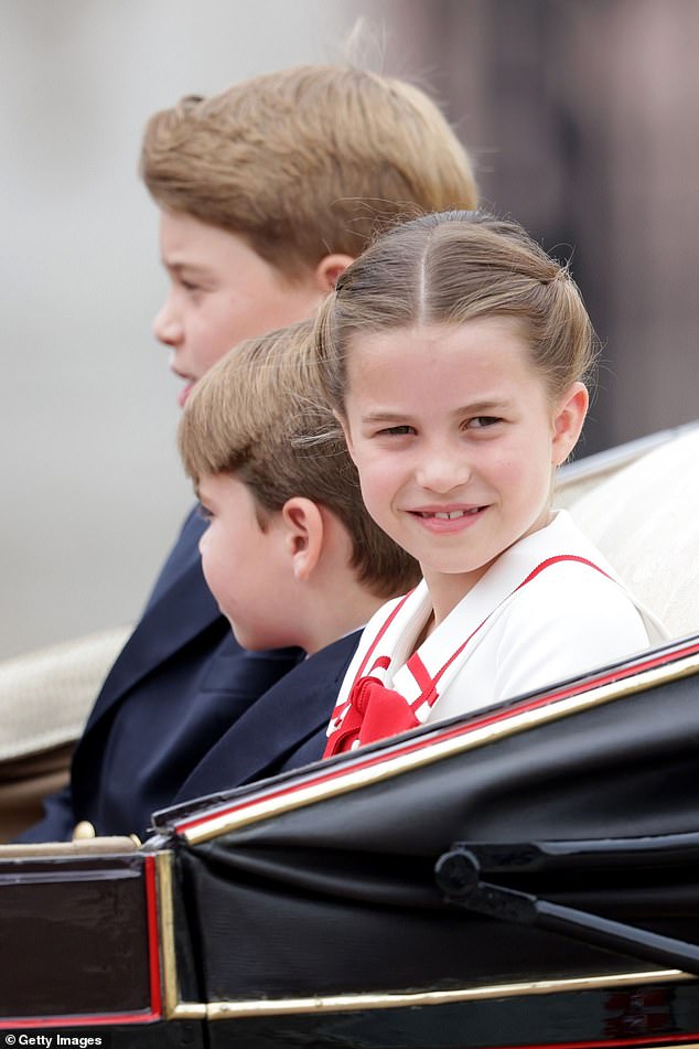 الأميرة شارلوت تبتسم للحشود وهي وإخوتها يحضرون Trooping the Colour