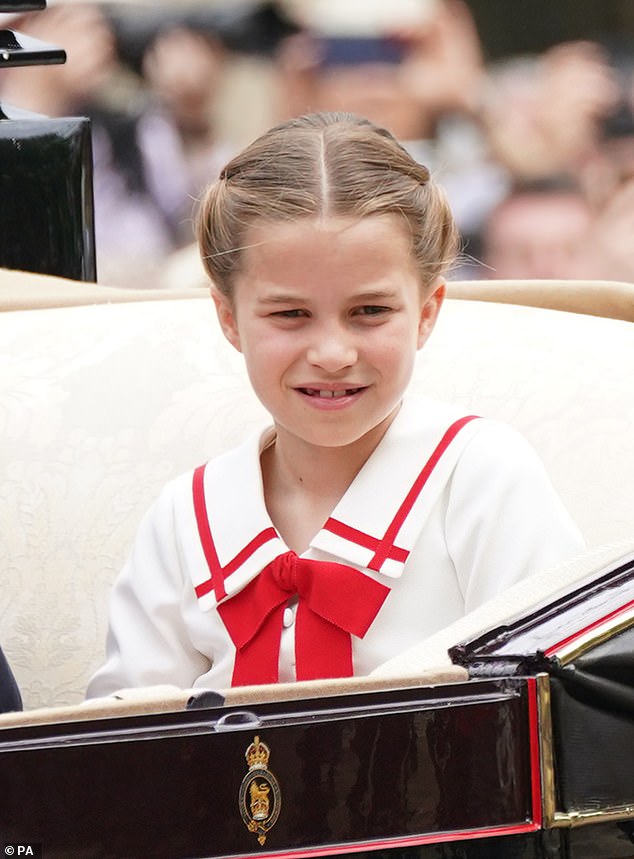 الأميرة شارلوت ، البالغة من العمر ثماني سنوات ، تبتسم وهي تسافر على طول المول إلى حفل Trooping the Colour في Horse Guards Parade