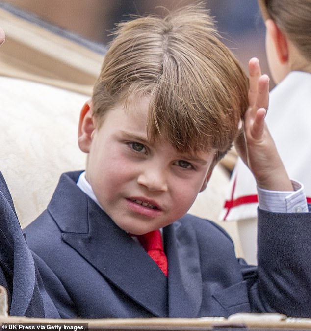 الأمير لويس ، البالغ من العمر خمسة أعوام ، تم تصويره وهو يسافر في عربة مع أشقائه ، الأمير جورج والأميرة شارلوت