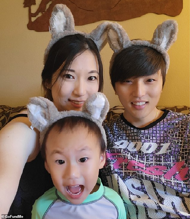 توفي طفلها في إطلاق النار وأصيب زوجها سونغ كوون ، 34 عامًا (يمين) ، لكنه خرج من المستشفى منذ ذلك الحين: في الصورة مع زوجها وابنها سوهجين البالغ من العمر عامين
