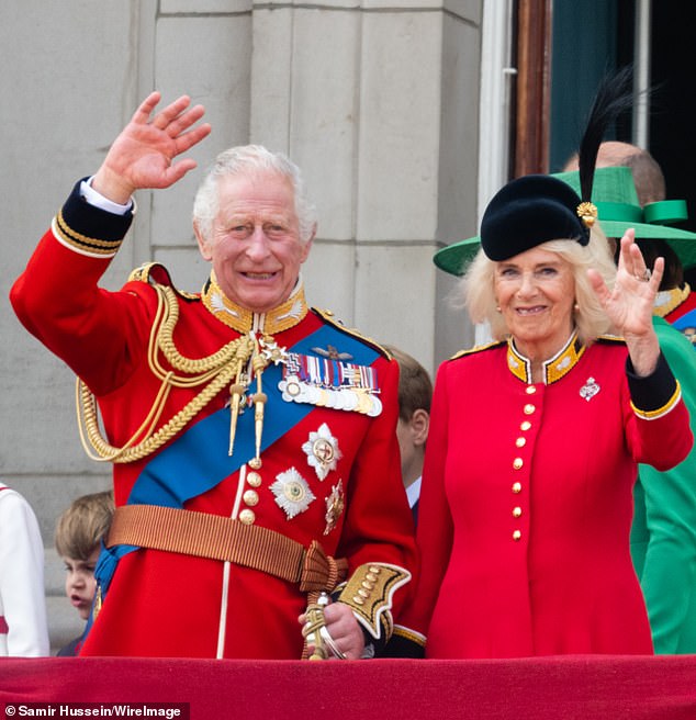 الملك والملكة كاميلا يقدمان موجة للحشود في Trooping the Colour يوم السبت قبل أول أسكوت لهما منذ التتويج