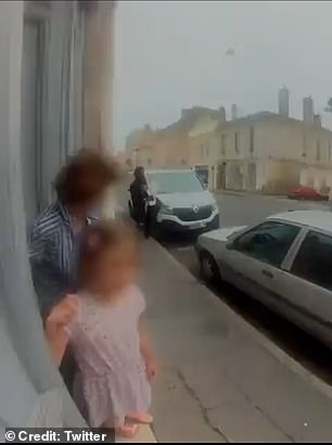 في الفيديو ، يمكن رؤية الجدة والفتاة البالغة من العمر 15 عامًا تنتظران عند الباب قبل دخولهما