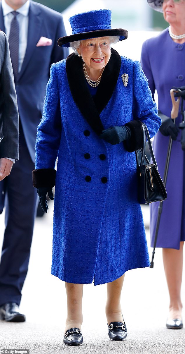 في الصورة: ظهرت الملكة في معنويات عالية لدى وصولها إلى رويال أسكوت في يونيو 2021 ، والتي ستكون آخر مرة تزور فيها السباقات.