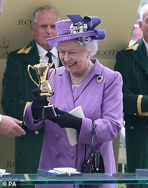 الملكة مع الكأس بعد تقدير حصانها فازت بالكأس الذهبية خلال يوم السيدات في رويال أسكوت في عام 2013