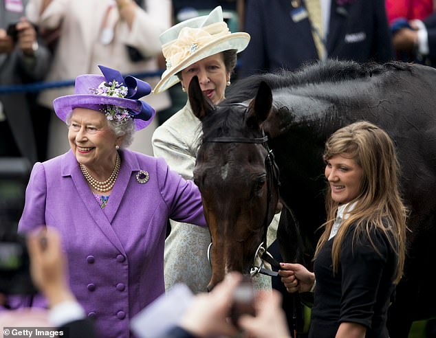 في الصورة: الملكة الراحلة إليزابيث والأميرة آن تقفان مع تقدير حصان صاحبة الجلالة ، بعد فوزهما بالكأس الذهبية في يوم السيدات عام 2013