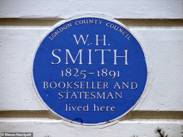 تؤكد لوحة زرقاء على المبنى أنه كان في السابق المنزل السابق لوليام هنري سميث