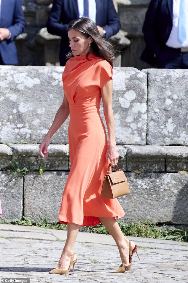 عرضت الملكة ليتيزيا شخصيتها المذهلة في ثوب الخوخ أثناء حضورها كاتدرائية سانتياغو في سانتياغو دي كومبوستيلا في عام 2022