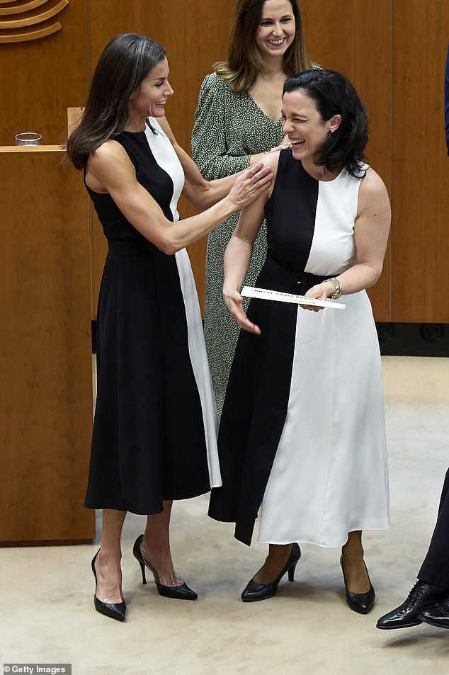 عرض منحوت آخر من Letizia في جوائز Reina Letizia 202 في عام 2021. هنا تجد الحائز على الجوائز Inmaculada Vivas Teson يرتدي نفس الفستان تمامًا