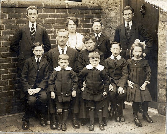 تم التقاط صورة لعائلة هاريسون في مدينة هيتون-لو-هول ، وهي بلدة تعدين بالقرب من سندرلاند في عام 1919. الصف الأوسط من اليسار إلى اليمين هم: الجد الأكبر لكيت ، توم هاريسون ، والجد الأكبر جون هاريسون ، والجدة الكبرى جين هاريسون