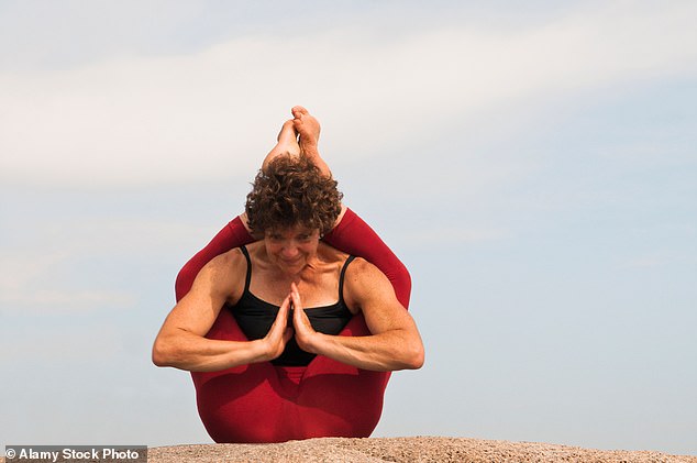 بعد الساعة 7 صباحًا ، من المعروف أن Letizia تبدأ يومها مع Iyengar yoga ، والتي تركز على الدقة والمواءمة.  أعلاه: مدرب يوغا ينجار يوضح Dvi Pada Sirsasana Titibhasana