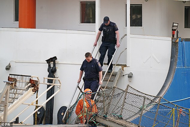 شوهد ضباط الشرطة على متن السفينة Polar Prince بعد عودتها إلى ميناء سانت جونز