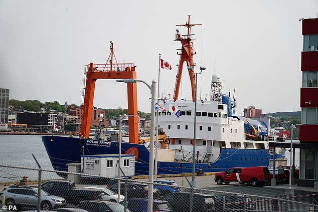 تصل سفينة Polar Prince ، سفينة الدعم الرئيسية للغواصة Titan ، إلى ميناء سانت جونز في نيوفاوندلاند ، كندا صباح يوم السبت.