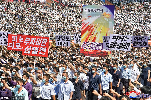 ذكرت وكالة الأنباء المركزية الكورية الرسمية في كوريا الشمالية أن أكثر من 120 ألف شخص شاركوا في التجمعات الحاشدة يوم الأحد في العاصمة بيونغ يانغ.  أظهرت صور مروعة استادًا مليئًا بالناس يرفعون قبضاتهم في تحية بينما كانوا يسيرون مع لافتات تصور عمليات إطلاق صواريخ نووية.
