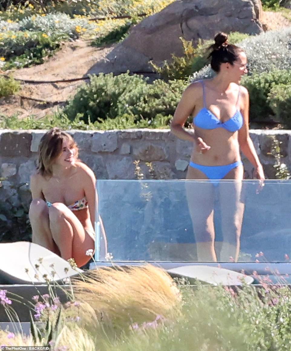 أظهرت لوسيانا ، إلى اليمين ، شخصيتها المذهلة بالبكيني الأزرق بينما كانت تستمتع بالسباحة مع غابرييلا
