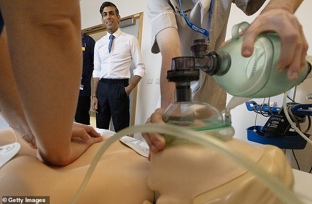 تلقى ريشي سوناك عرضًا حول الإنعاش القلبي الرئوي في زيارة لمستشفى أدينبروك في كامبريدج اليوم