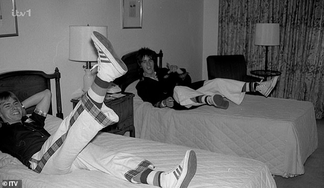 ديريك لونجموير وستيوارت وود في غرفة نومهما أثناء قيامهما بجولة مع Bay City Rollers في السبعينيات