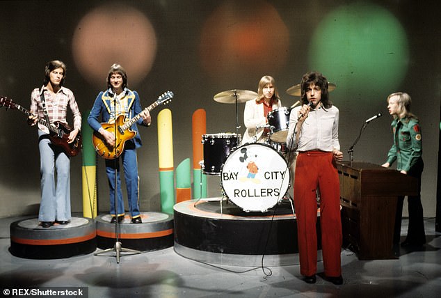 في الصورة: Bay City Rollers في أوج شهرتهم عام 1972 ، وهم يؤدون في البرنامج التلفزيوني Lift Off