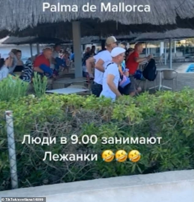 تسابق السياح في بالما دي مايوركا لحجز كرسي استلقاء للتشمس في الساعة 9 صباحًا أثناء الركض بجانب المسبح