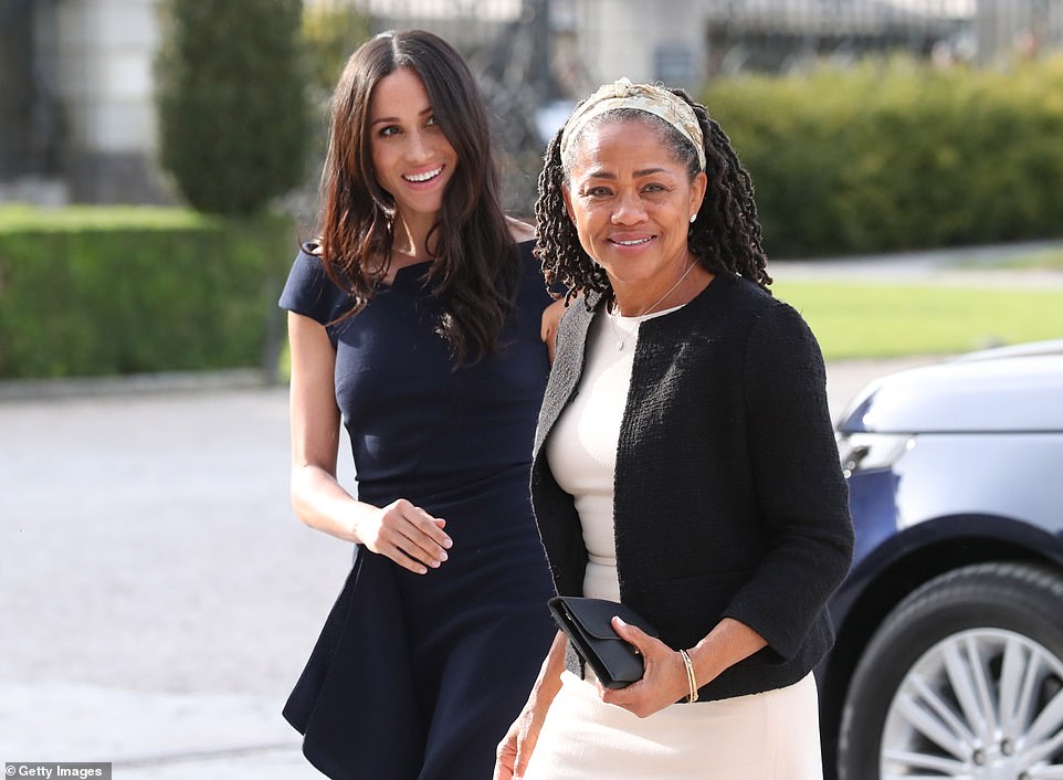 في الصورة ميغان ووالدتها دوريا راجلاند ، وصلت إلى Cliveden House في عام 2018