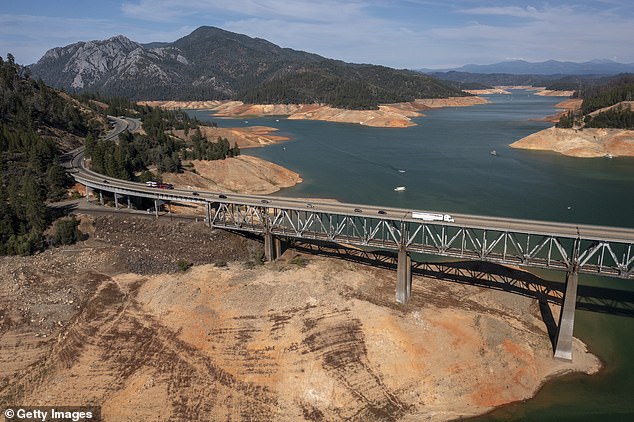 عانت كاليفورنيا من `` الجفاف الضخم '' الذي تسبب في حرق موارد الولاية ، تاركًا آلاف الأفدنة من الأراضي الزراعية القاحلة وتبخر مستويات خزان المياه.