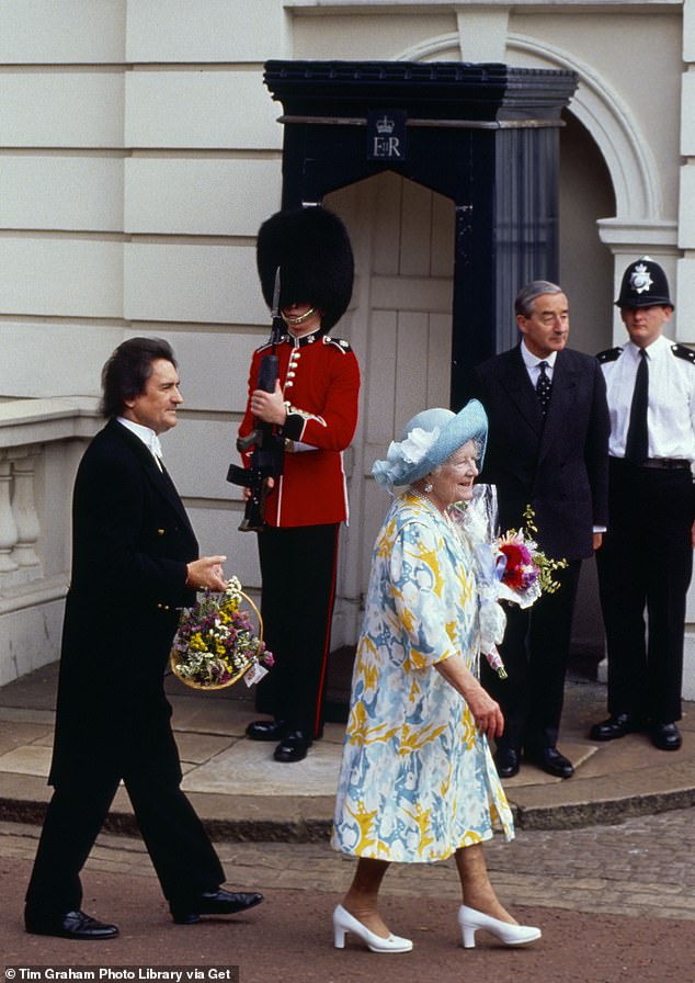 تالون تسير خلف الملكة الأم في كلارنس هاوس بمناسبة عيد ميلادها الـ 91 عام 1992
