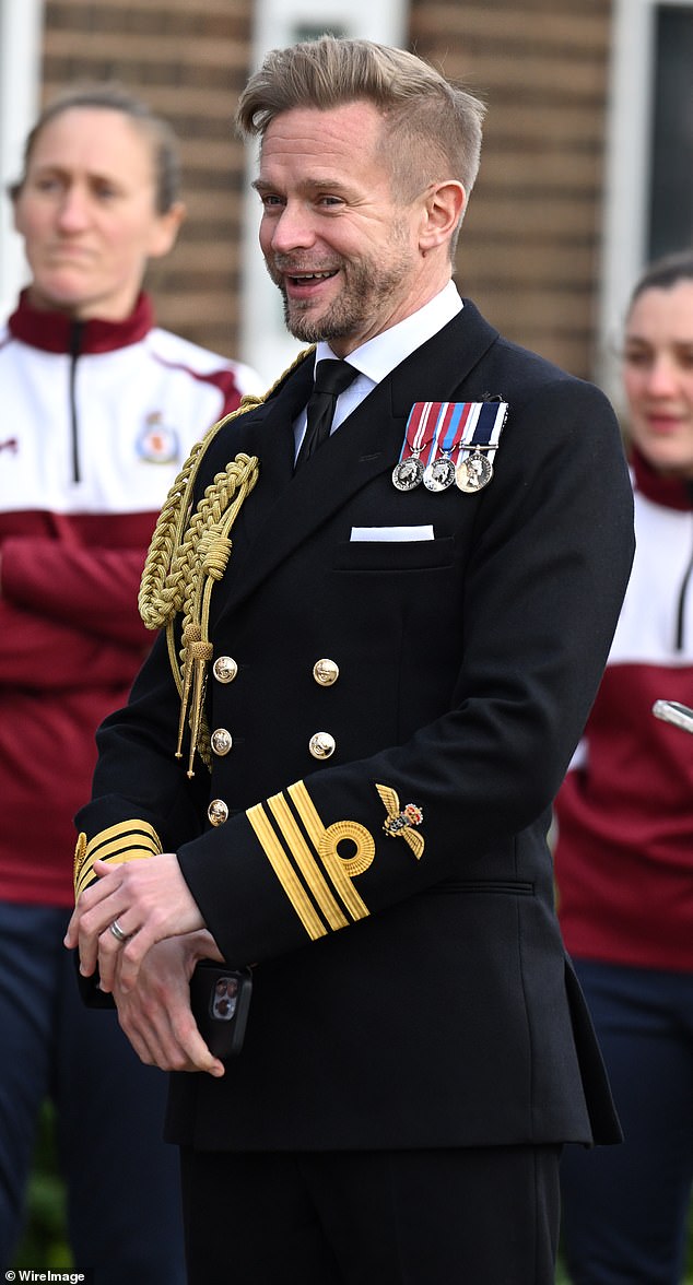 تم رصد الملازم القائد روب ديكسون لأول مرة من قبل المراقبين الملكيين بعد مرافقته للعائلة المالكة في الوقفة الاحتجاجية على شرف الملكة إليزابيث الثانية في قاعة وستمنستر في سبتمبر من العام الماضي