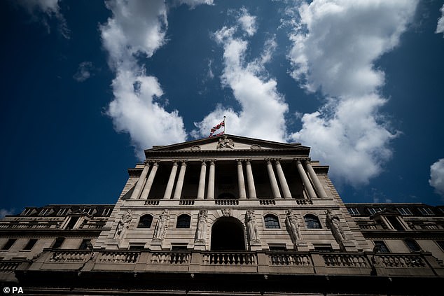 على الرغم من قيام بنك إنجلترا برفع السعر الأساسي للمرة الثالثة عشرة على التوالي منذ عام 2021 إلى 5 في المائة ، لا تزال بعض البنوك الكبرى تقدم معدلات ادخار تقل عن 1 في المائة.