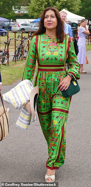 رائع باللون الأخضر!  اختارت هذه الضيفة فستان الزمرد المميز عند ظهورها في حدث اليوم