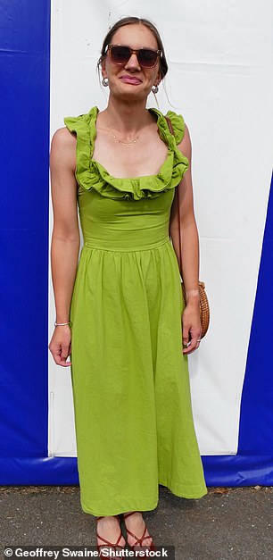 رائع باللون الأخضر!  اختارت هذه الضيفة فستان الزمرد المميز عند ظهورها في حدث اليوم