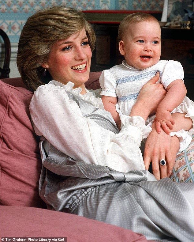 في الصورة: الأميرة ديانا مع ابنها الرضيع الأمير ويليام في منزلها في قصر كنسينغتون في عام 1982