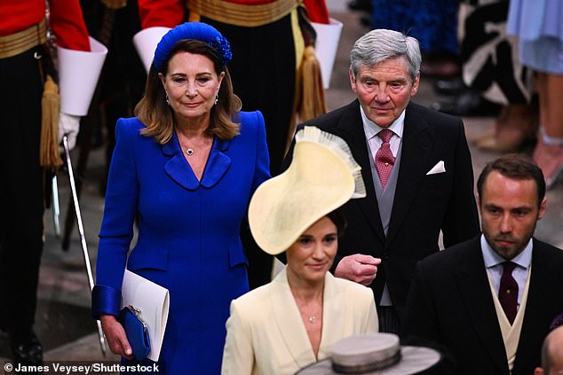 في الصورة: كارول ومايكل ميدلتون يصلان إلى تتويج الملك تشارلز والملكة كاميلا مع طفليهما الأصغر بيبا وجيمس الشهر الماضي