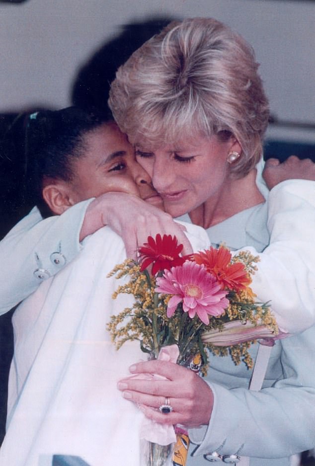في الصورة: الأميرة ديانا تصور وهي تعانق أحد أفراد الجمهور وهي تغادر مستشفى مقاطعة كوك في شيكاغو في عام 1996.