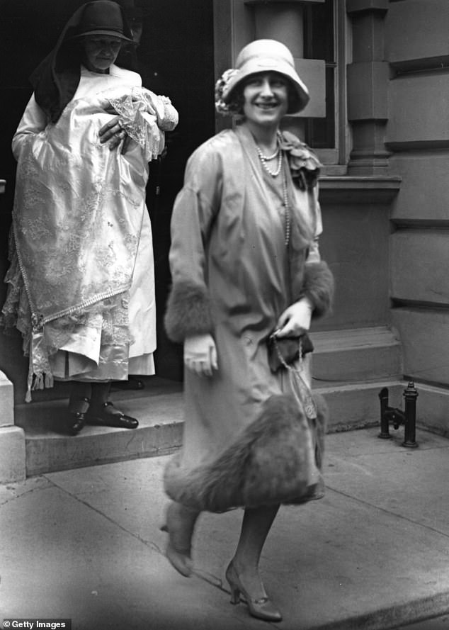 دوقة يورك تغادر 17 شارع بروتون ، في طريقها إلى تعميد ابنتها الأميرة إليزابيث في مايو 1926