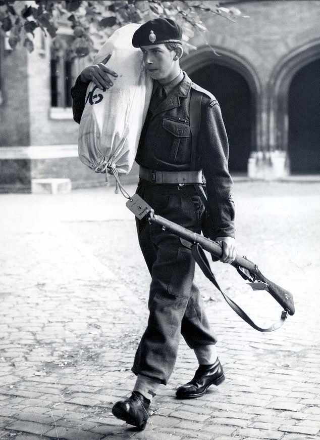 الأمير مايكل من كينت في سن 17 عامًا يحمل حقيبة أدوات ويحمل بندقية أثناء مغادرته إيتون في طريقه إلى النرويج لحضور معسكر إيتون كاديت فورس الصيفي