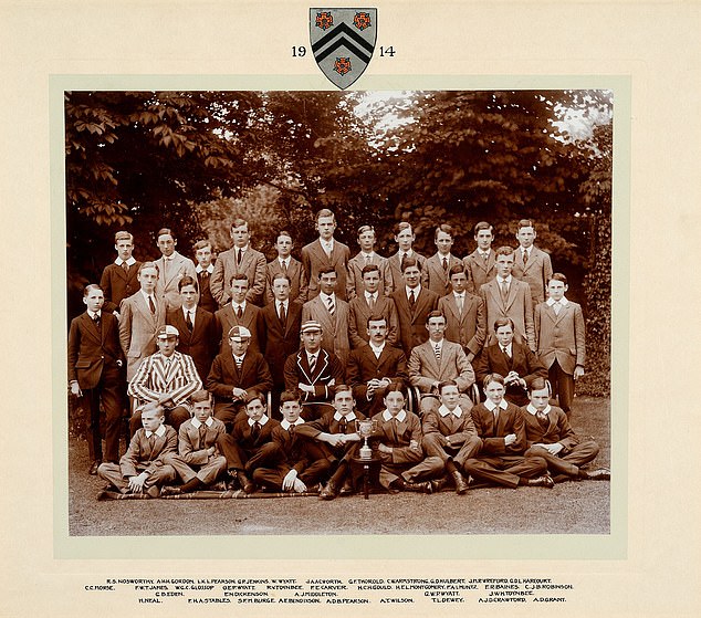 لعب جون ميدلتون ، الذي كان في كلية وينشستر المنافسة ، في المركز الحادي عشر الأول للمدرسة العامة في مباراة إيتون عام 1914