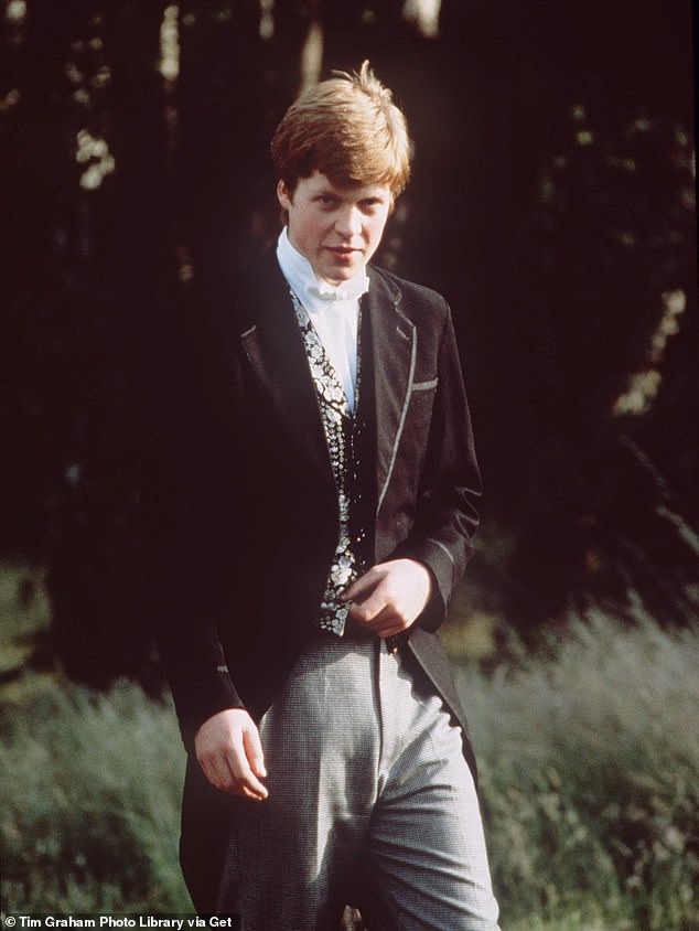 تشارلز شقيق الأميرة ديانا ، وهو الآن التاسع إيرل سبنسر ، في إيتون خلال شبابه
