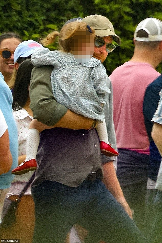 الأمير هاري يحمل ابنته الأميرة ليليبت بينما يستمتعان بنزهة أب وابنته في الرابع من يوليو بالقرب من منزله في مونتيسيتو